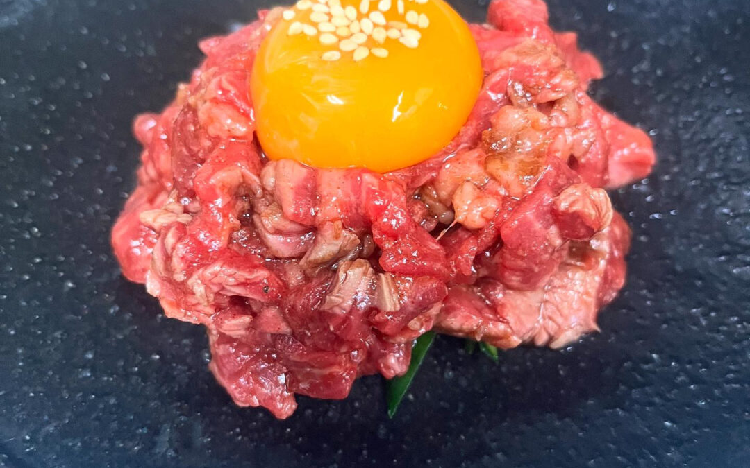 本日の紹介は「炙りロースのユッケ」です